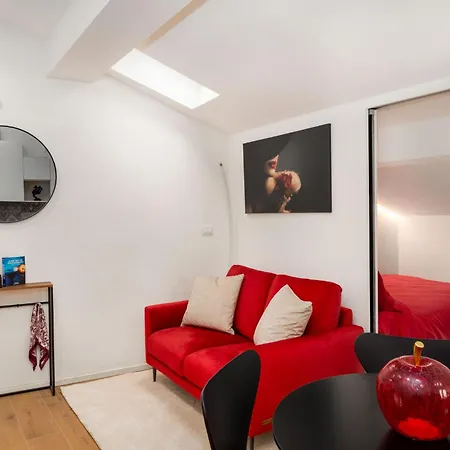 Guesthost - Comfy In Center Apartment *