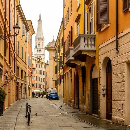 Guesthost - Comfy In Center Modena